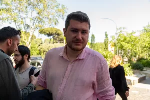 Hallissey e i Radicali aggrediti il 25 aprile per la bandiera dell’Ucraina: “Nessuna solidarietà, silenzio preoccupante di Schlein, Conte e Pagliarulo”