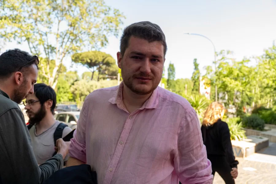 Hallissey e i Radicali aggrediti il 25 aprile per la bandiera dell’Ucraina: “Nessuna solidarietà, silenzio preoccupante di Schlein, Conte e Pagliarulo”