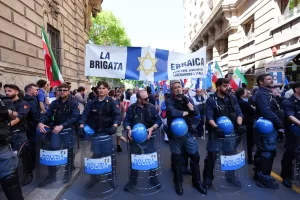 Manifestazione nazionale del 25 Aprile, tensione al passaggio della Brigata Ebraica ,   Milano (Italy) April 25, 2026 (Photo Claudio Furlan/LaPresse)

National commemoration on 25 April: tension as the Jewish Brigade marches past, Milan (Italy), 25 April 2026 (Photo: Claudio Furlan/LaPresse)