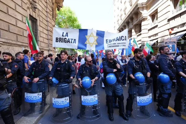 Manifestazione nazionale del 25 Aprile, tensione al passaggio della Brigata Ebraica ,   Milano (Italy) April 25, 2026 (Photo Claudio Furlan/LaPresse)

National commemoration on 25 April: tension as the Jewish Brigade marches past, Milan (Italy), 25 April 2026 (Photo: Claudio Furlan/LaPresse)
