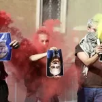 No Kings, odio contro le istituzioni: i giovani sognano la ghigliottina