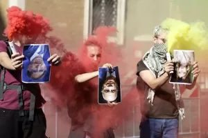 No Kings, odio contro le istituzioni: i giovani sognano la ghigliottina