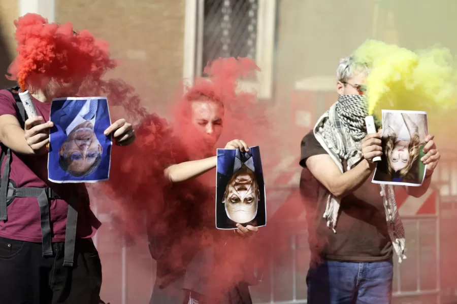 No Kings, odio contro le istituzioni: i giovani sognano la ghigliottina