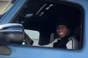 Vitor Osimhen denunciato da Mercedes: non avrebbe pagato e restituito un’auto in leasing