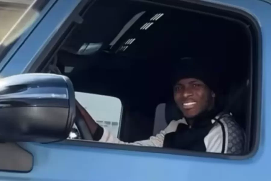 Vitor Osimhen denunciato da Mercedes: non avrebbe pagato e restituito un’auto in leasing