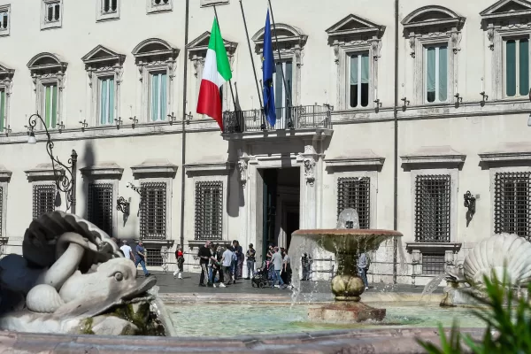 PALAZZO CHIGI DURANTE IL CDM BANDIERE ESPOSTE TRICOLORE