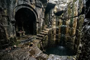 Il mistero del pozzo di Karahora: una costruzione ‘inspiegabile’ sepolta nel cuore del Caucaso