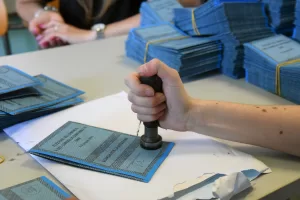 SEGGIO  ELETTORALE  ELEZIONI  POLITICHE 2024   ALLESTIMENTO PREPARAZIONE  SCHEDE   TIMBRO