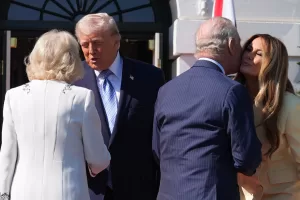 President Donald Trump and first lady Melania Trump greet Britain’s King Charles III and Queen Camilla as they arrive at the White House, Monday, April 27, 2026, in Washington. (AP Photo/Alex Brandon)
