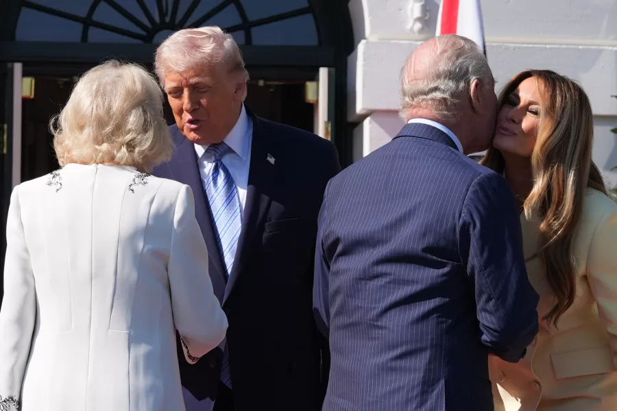 President Donald Trump and first lady Melania Trump greet Britain’s King Charles III and Queen Camilla as they arrive at the White House, Monday, April 27, 2026, in Washington. (AP Photo/Alex Brandon)