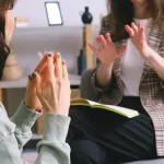 Allarme salute mentale, 850mila richieste di aiuto: le più esposte sono le donne, boom tra gli under 35. La proposta di legge per superare la gestione dell’emergenza