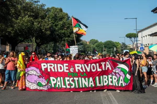 Il Priot Pride a Roma, il corteo in partenza da Piazzale Ostiense, Sabato 14 Giugno 2025 (foto Valentina Stefanelli / LaPresse)

Priot Pride in Rome, the procession starting from Piazzale Ostiense, Saturday 14 June 2025 (photo Valentina Stefanelli / LaPresse)