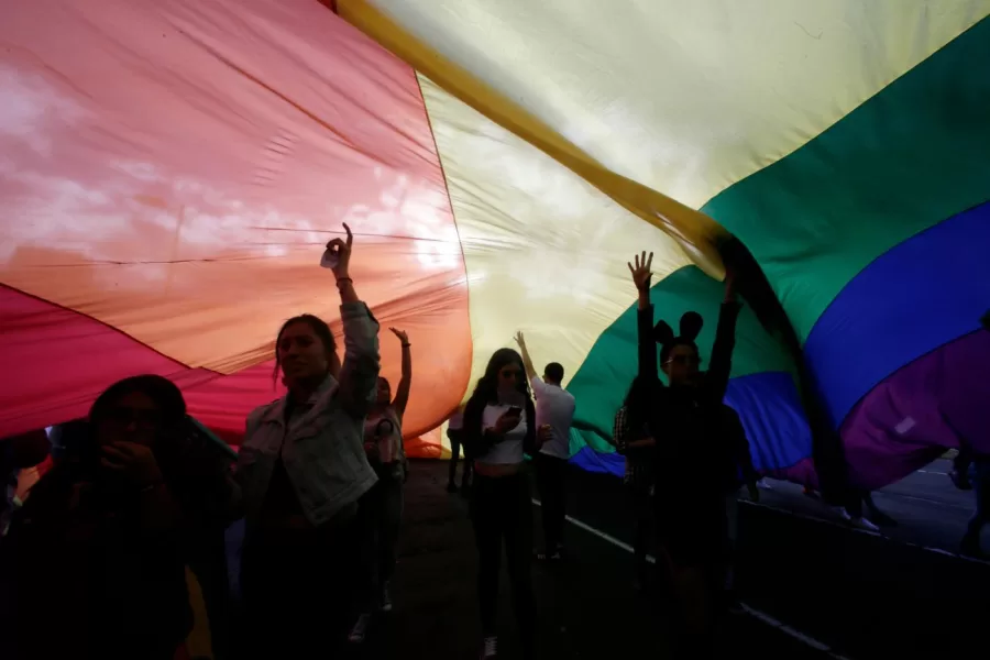 A Roma il Pride Judenfrei della vergogna grazie all’empatia suicida: i gay palestinesi fuggono a centinaia ogni anno in Israele (il Paese “genocida”)