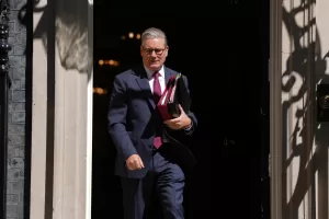 Britain’s Prime Minister Keir Starmer leaves 10 Downing Street to attend the weekly session of Prime Minister’s Questions in parliament in London, Wednesday, April 29, 2026. (AP Photo/Kirsty Wigglesworth)





Associate Press/ LaPresse
Only Italy and Spain