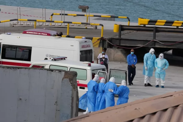 Health workers in protective gear evacuate patients from the MV Hondius cruise ship at a port in Praia, Cape Verde, Wednesday, May 6, 2026. (AP Photo/Misper Apawu) 


Asasociated Press / LaPresse
Only Italy and spain