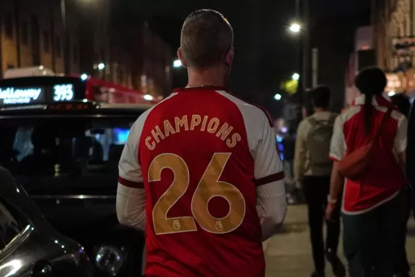 Arsenal campione d’Inghilterra dopo 22 anni: il pareggio del Manchester City gli consegna il titolo senza giocare Arsenal campione d’Inghilterra dopo 22 anni: il pareggio del Manchester City gli consegna il titolo senza giocare