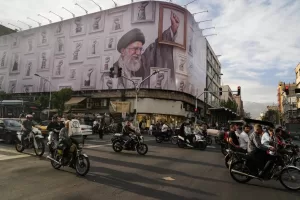 FILE – Motorbikes drive past a billboard showing the late Iranian Supreme Leader Ayatollah Ali Khamenei, who was killed in the U.S. and Israel strikes on Feb. 28, in downtown Tehran, Iran, May 6, 2026. (AP Photo/Vahid Salemi, File)
Associated Press / LaPresse
Only italy and spain FILE – Motorbikes drive past a billboard showing the late Iranian Supreme Leader Ayatollah Ali Khamenei, who was killed in the U.S. and Israel strikes on Feb. 28, in downtown Tehran, Iran, May 6, 2026. (AP Photo/Vahid Salemi, File)
Associated Press / LaPresse
Only italy and spain