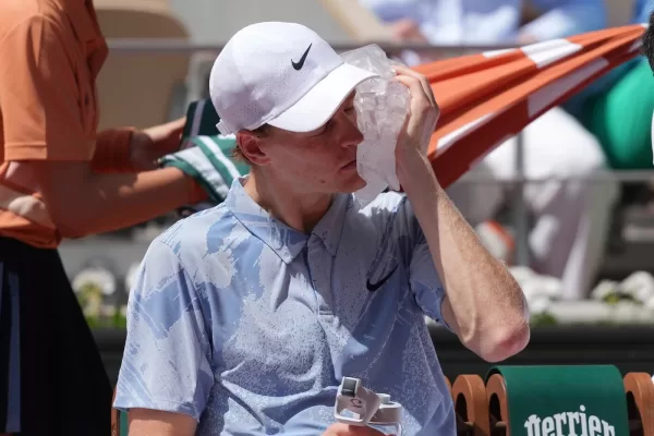Sinner si sente male al Roland Garros: “Devo vomitare”. Rientra in campo ma non si regge in piedi: Cerúndolo vince. “Ho bisogno di tempo libero…” Sinner si sente male al Roland Garros: “Devo vomitare”. Rientra in campo ma non si regge in piedi: Cerúndolo vince. “Ho bisogno di tempo libero…”