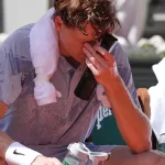 Sinner vomita e saluta il Roland Garros, Mensik collassa dopo quattro ore: il caldo di Parigi diventa l’incubo dei tennisti