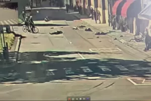 Auto sulla folla a Modena, feriti gravi. Il video e la testimonianza: “Quella donna non ha più le gambe”