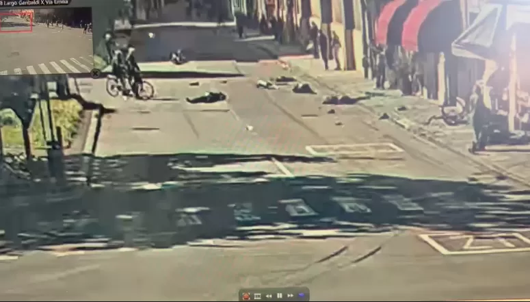Auto sulla folla a Modena, feriti gravi. Il video e la testimonianza: “Quella donna non ha più le gambe”