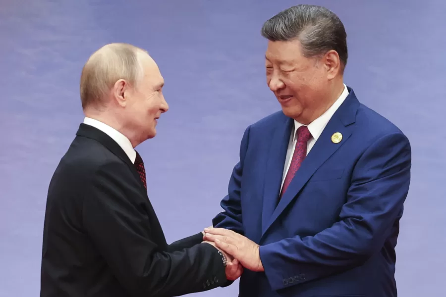 Russian President Vladimir Putin, left, and Chinese President Xi Jinping shake hands at a ceremony to welcome Heads of States of the Shanghai Cooperation Organization (SCO) summit in Tianjin, China, Sunday, Aug. 31, 2025. (Alexander Kazakov, Sputnik, Kremlin Pool Photo via AP)

Associated Press/LaPresse