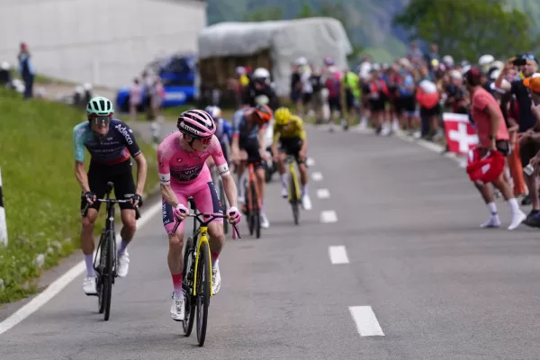 Arrivo Giro d’Italia oggi, quarta vittoria per Vingegaard, Pellizzari alza bandiera bianca