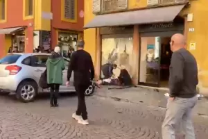 Auto sulla folla a Modena, feriti gravi. Il video e la testimonianza: “Quella donna non ha più le gambe” Auto sulla folla a Modena, feriti gravi. Il video e la testimonianza: “Quella donna non ha più le gambe”