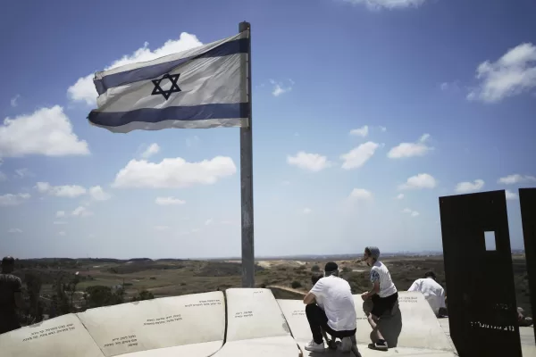 Prima la follia woke, poi l’antisemitismo: il suicidio ideologico dell’Occidente