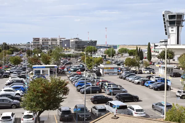 AEROPORTO I NTERNAZIONALE KAROL WOJTILIA CERIMONIA DI INAUGURAZIONE DELLA NUOVA PALAZZINA UFFICI ADP DI AEROPORTI DI PUGLIA VEDUTA ZONA AUTONOLEGGIO TORRE DI CONTROLLO VOLI AEROPORTO I NTERNAZIONALE KAROL WOJTILIA CERIMONIA DI INAUGURAZIONE DELLA NUOVA PALAZZINA UFFICI ADP DI AEROPORTI DI PUGLIA VEDUTA ZONA AUTONOLEGGIO TORRE DI CONTROLLO VOLI