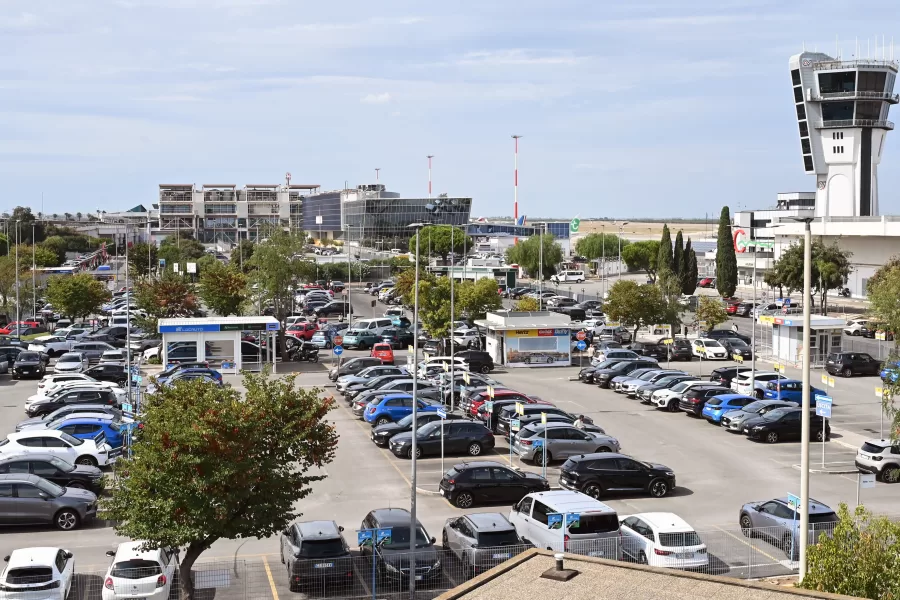 AEROPORTO I NTERNAZIONALE   KAROL  WOJTILIA    CERIMONIA DI INAUGURAZIONE DELLA NUOVA PALAZZINA UFFICI ADP DI AEROPORTI DI PUGLIA     VEDUTA  ZONA  AUTONOLEGGIO    TORRE DI CONTROLLO VOLI