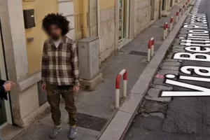 La foto di Caparezza su Google Maps è del 2022 ma il mondo dei social lo scopre dopo quattro anni La foto di Caparezza su Google Maps è del 2022 ma il mondo dei social lo scopre dopo quattro anni
