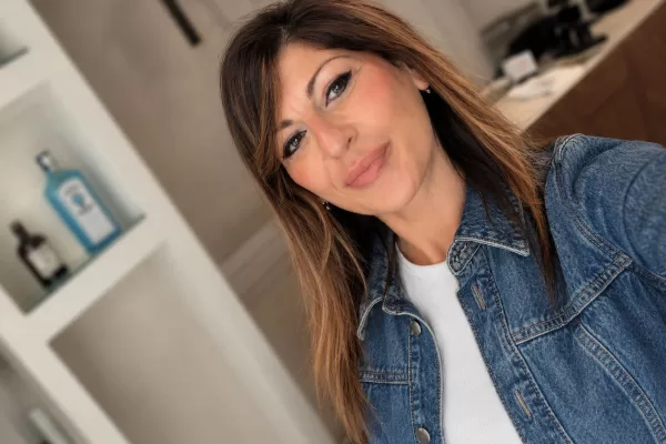 Entra in un bar e si ritrova dietro la cassa, l’incredibile storia di Cinzia in vacanza a Napoli