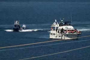 Gli attivisti della Flotilla tornano a casa ma si paragonano a ostaggi e deportati Gli attivisti della Flotilla tornano a casa ma si paragonano a ostaggi e deportati