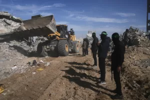 Islamic Jihad and Hamas militants search for the remains of deceased hostages in Beit Lahiya, northern Gaza Strip Wednesday, Dec. 3, 2025. (AP Photo/Jehad Alshrafi)
Associate Press/ LaPresse
Only Italy and Spain Islamic Jihad and Hamas militants search for the remains of deceased hostages in Beit Lahiya, northern Gaza Strip Wednesday, Dec. 3, 2025. (AP Photo/Jehad Alshrafi)
Associate Press/ LaPresse
Only Italy and Spain