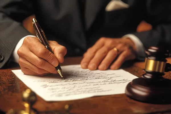 GIUDICE MAGISTRATO  FIRMA DOCUMENTI SENTENZA GIUDIZIO MARTELLETTO DOCUMENTO ATTI GURIDICI GENERATE AI IA