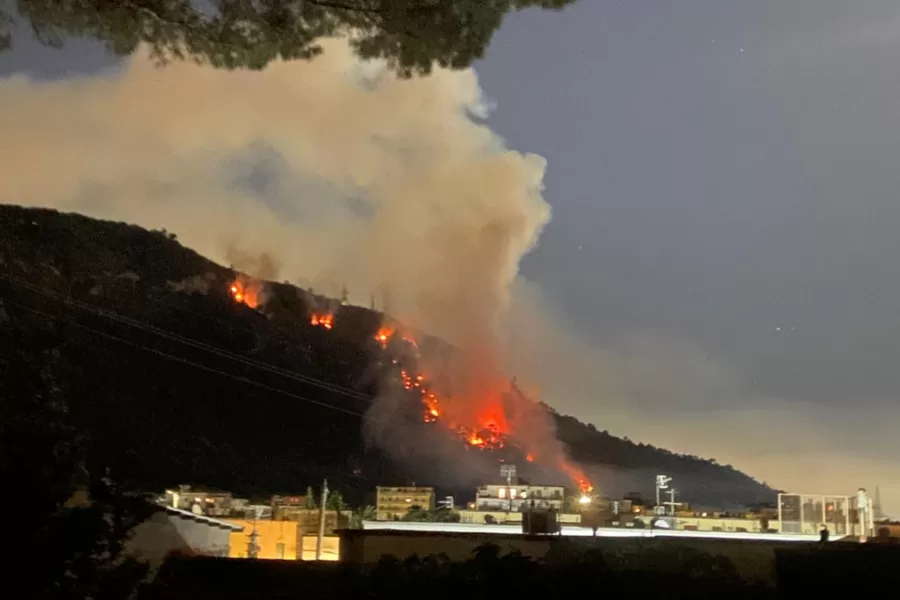 Napoli, in fiamme la collina dei Camaldoli: incendio di vaste dimensioni a Pianura. Notte di passione