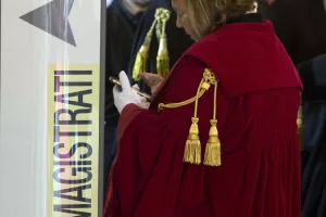 Casi Garlasco e Vassallo, toghe sul palcoscenico: la Procura fa comunicati e viola la norma europea