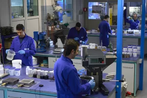 MAPEI AZIENDA INDUSTRIA COLLANTI  CHIMICA EDILE PRODUZIONE PRODOTTO PRODOTTI CHIMICI PER EDILIZIA LABORATORIO