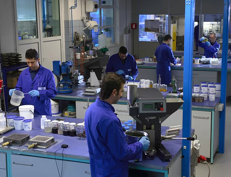 MAPEI AZIENDA INDUSTRIA COLLANTI  CHIMICA EDILE PRODUZIONE PRODOTTO PRODOTTI CHIMICI PER EDILIZIA LABORATORIO