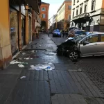 Modena, auto falcia pedoni. Ci sono feriti gravi. Il conducente fermato dopo aver cercato di fuggire
15 Maggio 2026, Modena, Italia
Foto LaPresse


Modena, car mows down pedestrians. Serious injuries. The driver was arrested after trying to flee.
May 15, 2026, Modena, Italy
Photo by LaPresse