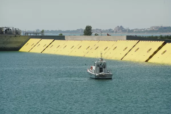 MOSE VENEZIA
PARATOIE MOBILI
MISURE DI PREVENZIONE CONTRO L’ALTA MAREA PARATOIA MOBILE BARCA IMBARCAZIONE GUARDIA COSTIERA