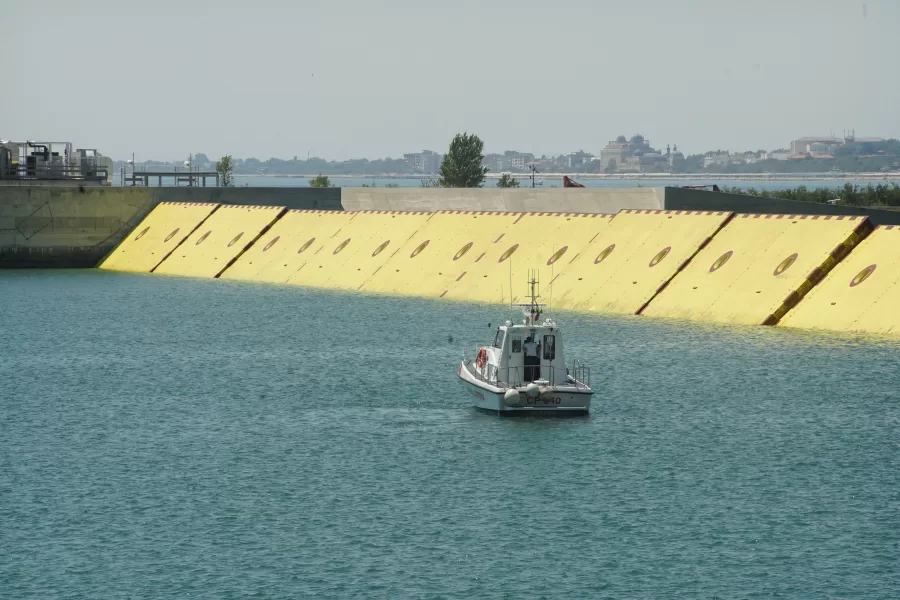 MOSE VENEZIA
PARATOIE MOBILI
MISURE DI PREVENZIONE CONTRO L’ALTA MAREA PARATOIA MOBILE BARCA IMBARCAZIONE GUARDIA COSTIERA