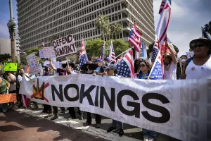 Protesters holding a banner join thousands during a “No Kings” protest in downtown Los Angeles on Saturday, June 14, 2025. (AP Photo/Richard Vogel) 


Associated Press / LaPresse
Only italy and spain