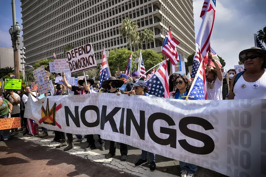 Protesters holding a banner join thousands during a “No Kings” protest in downtown Los Angeles on Saturday, June 14, 2025. (AP Photo/Richard Vogel) 


Associated Press / LaPresse
Only italy and spain