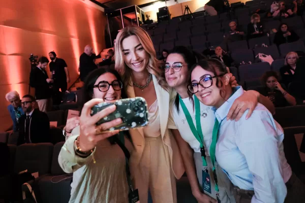 Silvia Salis fenomeno tra i giovani. E i dinosauri della politica vanno in crisi Silvia Salis fenomeno tra i giovani. E i dinosauri della politica vanno in crisi