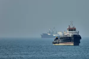 An Iranian tugboat floats in the foreground as cargo ships sit at anchor in the Strait of Hormuz off Bandar Abbas, Iran, Monday, May 4, 2026. (Amirhosein Khorgooi/ISNA via AP)





Associate Press/ LaPresse
Only Italy and Spain