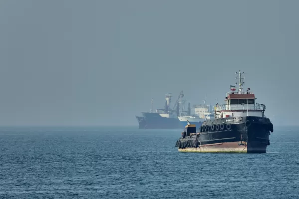 An Iranian tugboat floats in the foreground as cargo ships sit at anchor in the Strait of Hormuz off Bandar Abbas, Iran, Monday, May 4, 2026. (Amirhosein Khorgooi/ISNA via AP)
Associate Press/ LaPresse
Only Italy and Spain An Iranian tugboat floats in the foreground as cargo ships sit at anchor in the Strait of Hormuz off Bandar Abbas, Iran, Monday, May 4, 2026. (Amirhosein Khorgooi/ISNA via AP)
Associate Press/ LaPresse
Only Italy and Spain