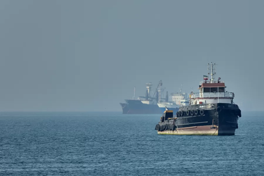 An Iranian tugboat floats in the foreground as cargo ships sit at anchor in the Strait of Hormuz off Bandar Abbas, Iran, Monday, May 4, 2026. (Amirhosein Khorgooi/ISNA via AP)





Associate Press/ LaPresse
Only Italy and Spain
