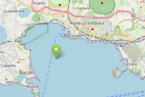 Terremoto a Napoli, forte scossa di magnitudo 4.4 sveglia la città: numerose testimonianze sui social. Epicentro in mare tra Pozzuoli e Bacoli Terremoto a Napoli, forte scossa di magnitudo 4.4 sveglia la città: numerose testimonianze sui social. Epicentro in mare tra Pozzuoli e Bacoli